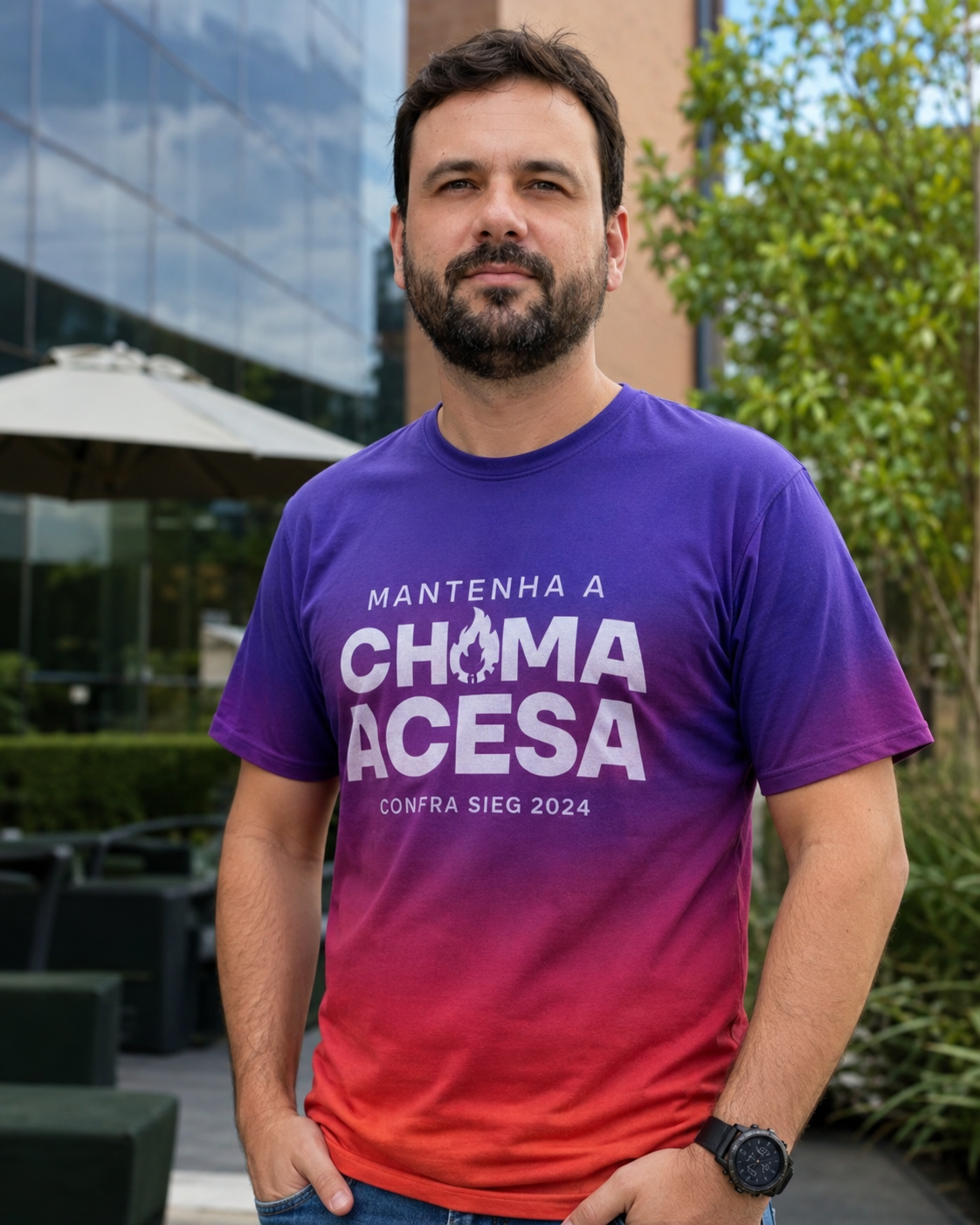 Homem vestindo camiseta com estampa MANTENHA A CHAMA ACESA para evento