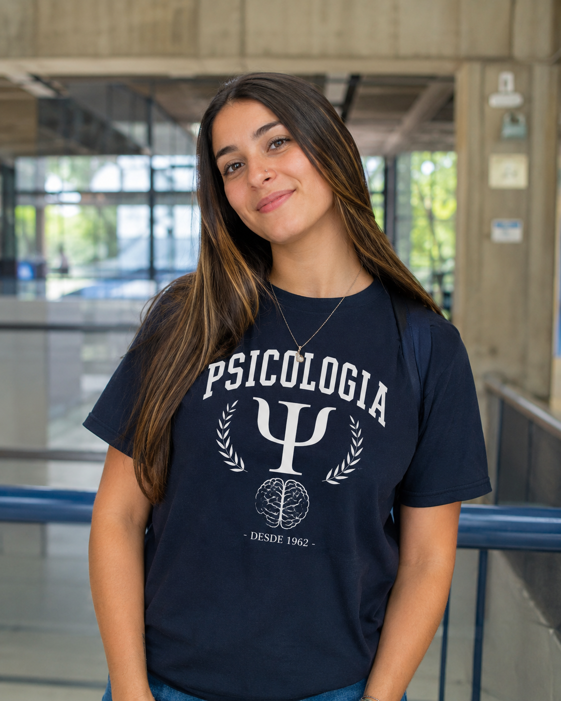 Estudante vestindo camiseta azul marinho com estampa Psicologia