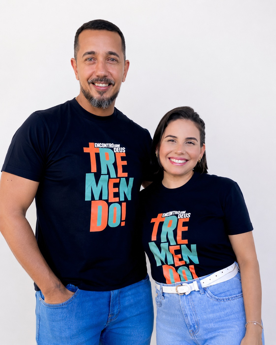 Casal com camisetas personalizadas para igreja